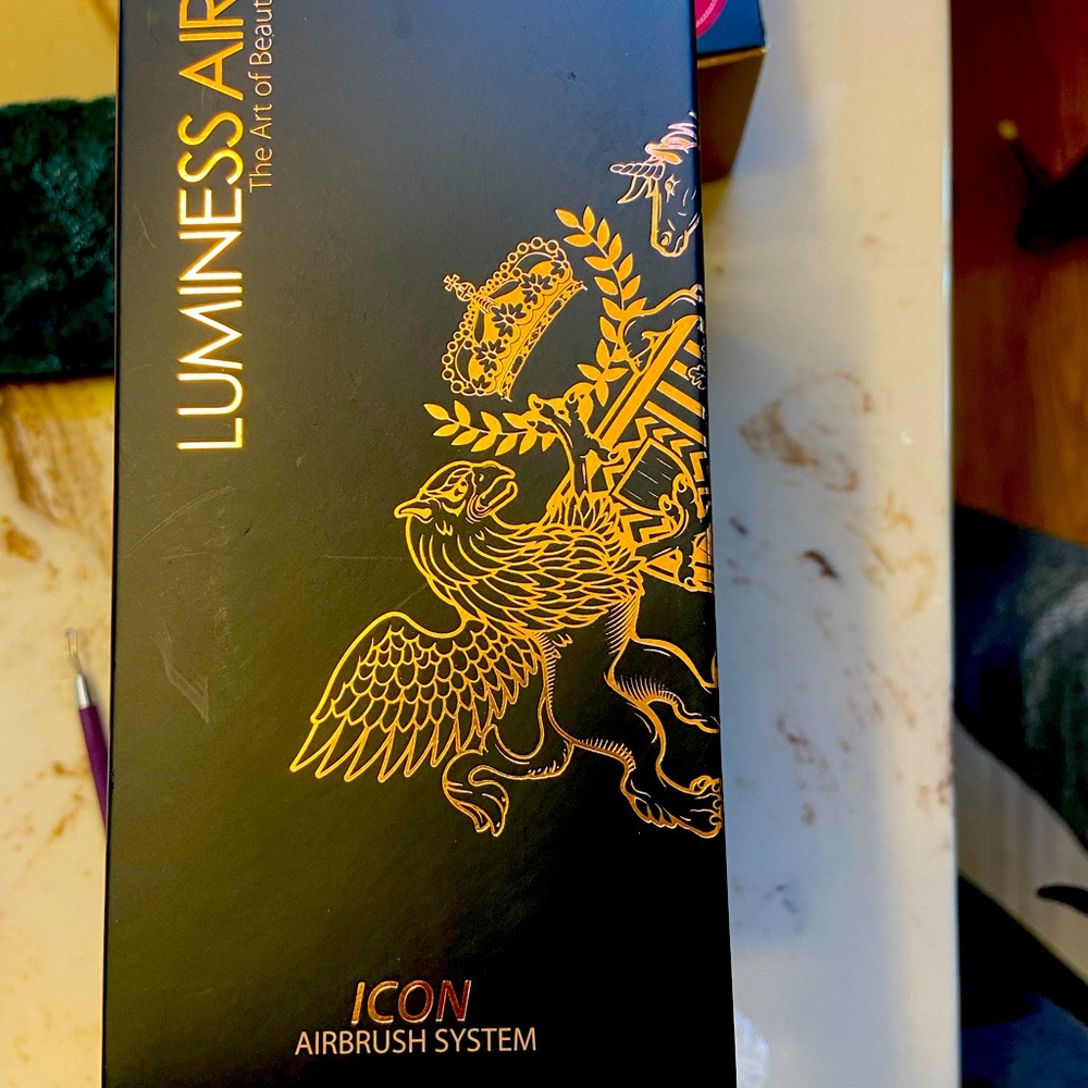 Luminess air icon and the starter pack of colors